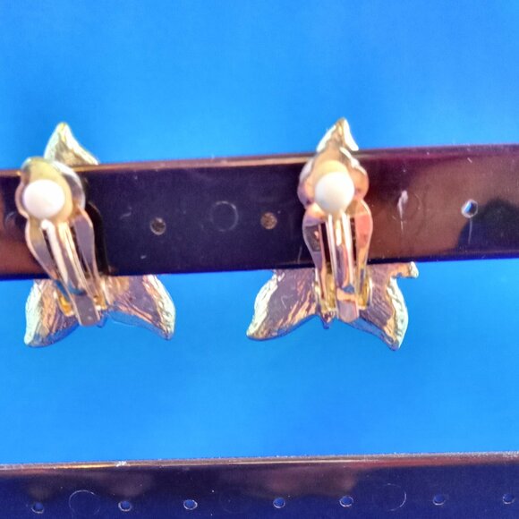 Vintage red enamel Christmas poinsettia earrings with rhinestones clip ons - Picture 5 of 5